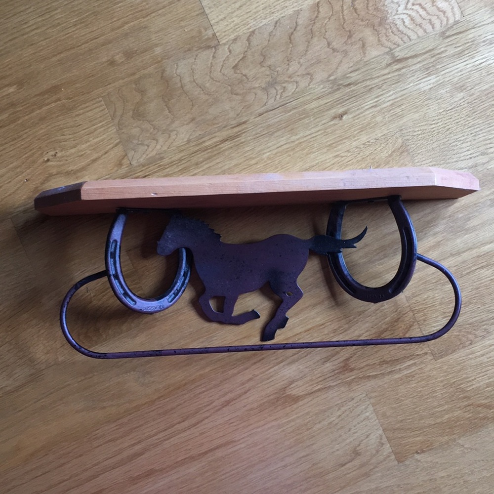 Shelf with horse and 2 horseshoes on each end